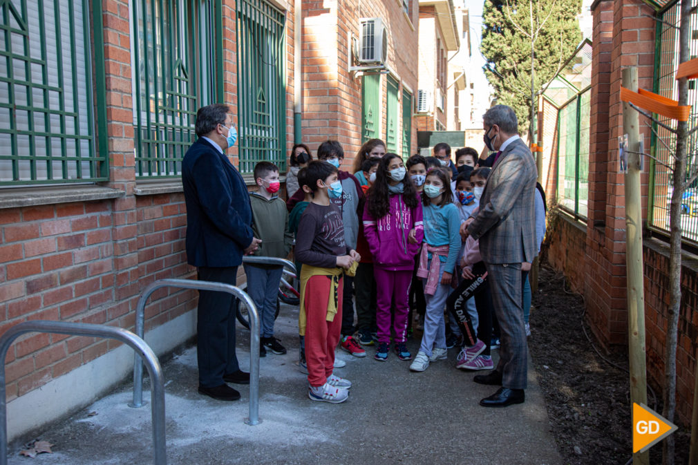 FOTOS El Ayuntamiento de Granada implanta 'aparcabicis' en 38 colegios de la capital (3)