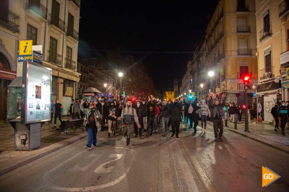 FOTOS por la protesta se ha realizado como forma de repulsa contra los actos de los dos policías de Linares-15