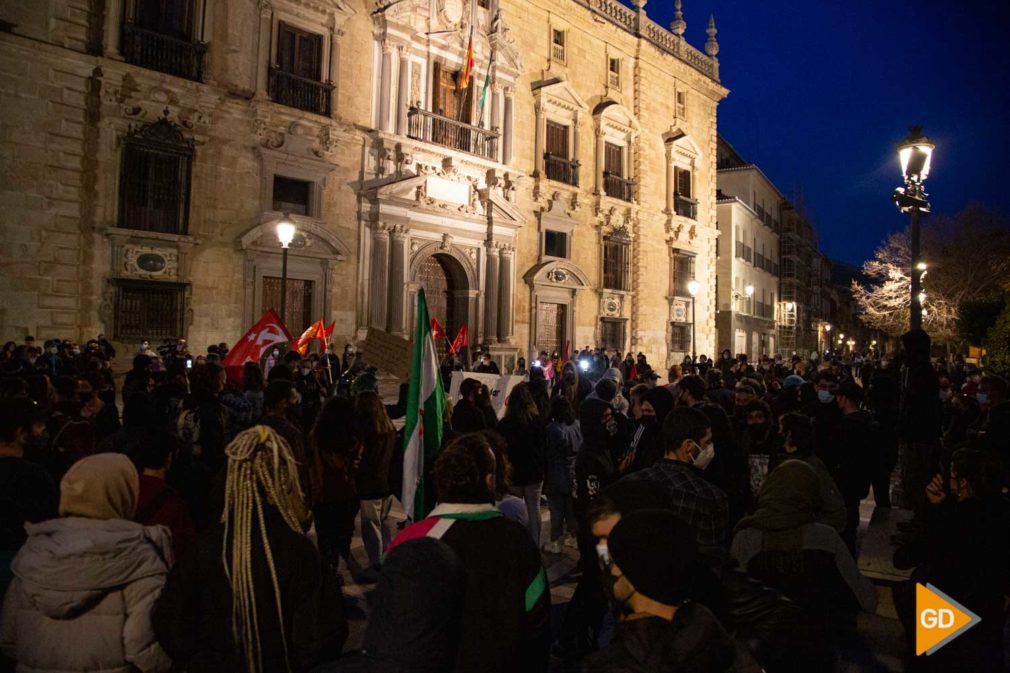 FOTOS por la protesta se ha realizado como forma de repulsa contra los actos de los dos policías de Linares-9