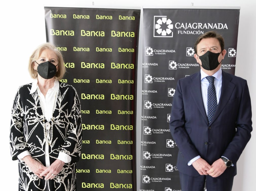 la presidenta de CajaGranada Fundación, María Elena Martín-Vivaldi, y el director corporativo de la Territorial de Bankia en Andalucía, Joaquín Holgado.