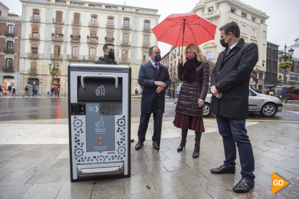 Presentacion de la nuevas papeleras que se van a instalar en Granada