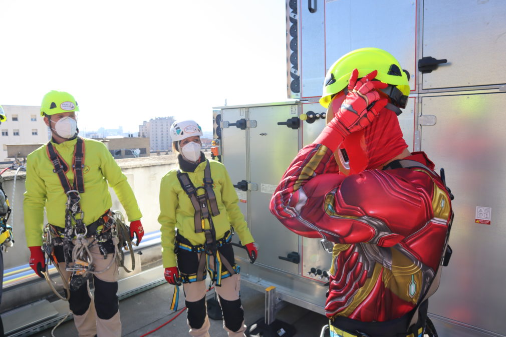 Ironman con personal de Galati vertical anes del descenso