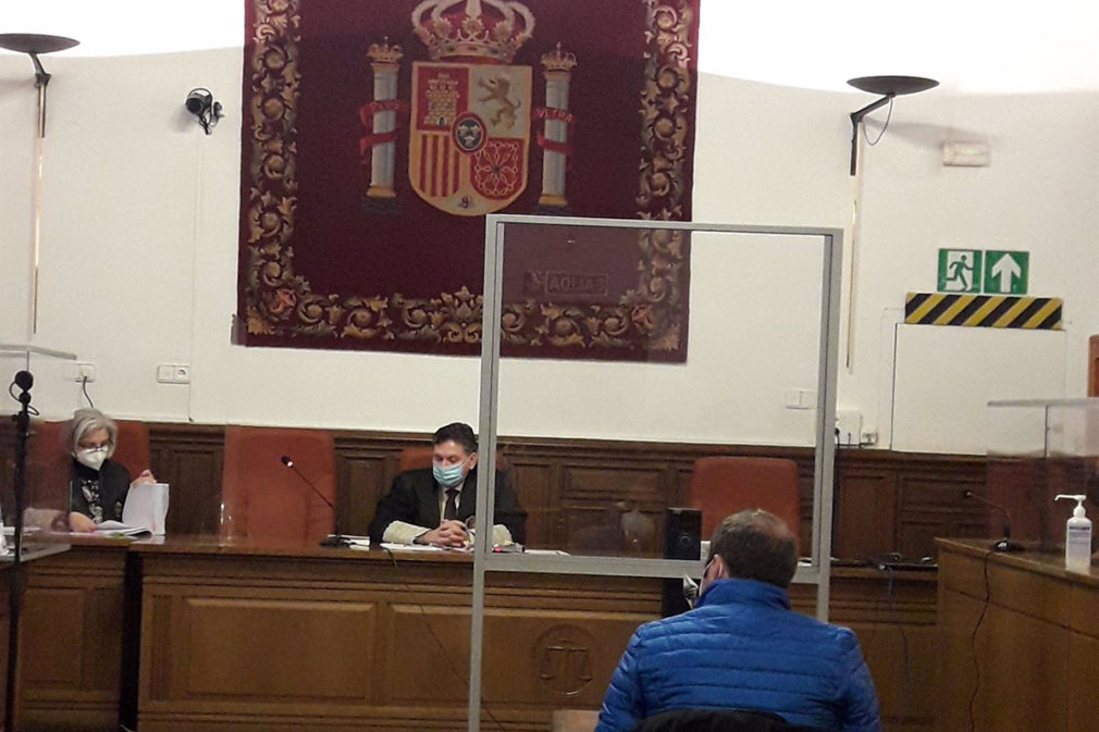 Granada.- Tribunales.- El exalcalde de Castril declara que no usó "jamás" el móvil municipal para líneas eróticas