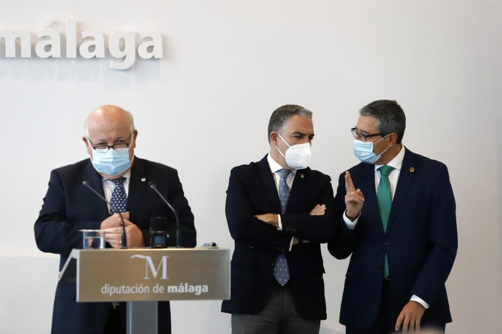 Los consejeros Elías Bendodo, Jesús Aguirre y el presidente de la Diputación de Málaga, Francisco Salado - EP ÁLEX ZEA