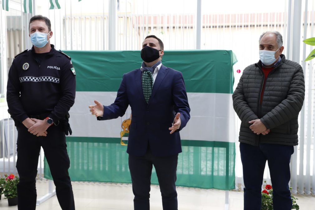 juan pinilla interpreta el himno de andalucía con motivo del día de andalucía 28-f en huétor tájar en presencial del alcalde de Huétor Tájar Fernando Delgado y el jefe de la Policía Local de Huétor Tájar