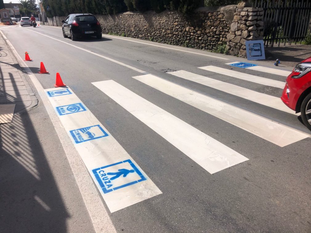 Pictogramas azules pintados en los pasos de cebra de Monachil