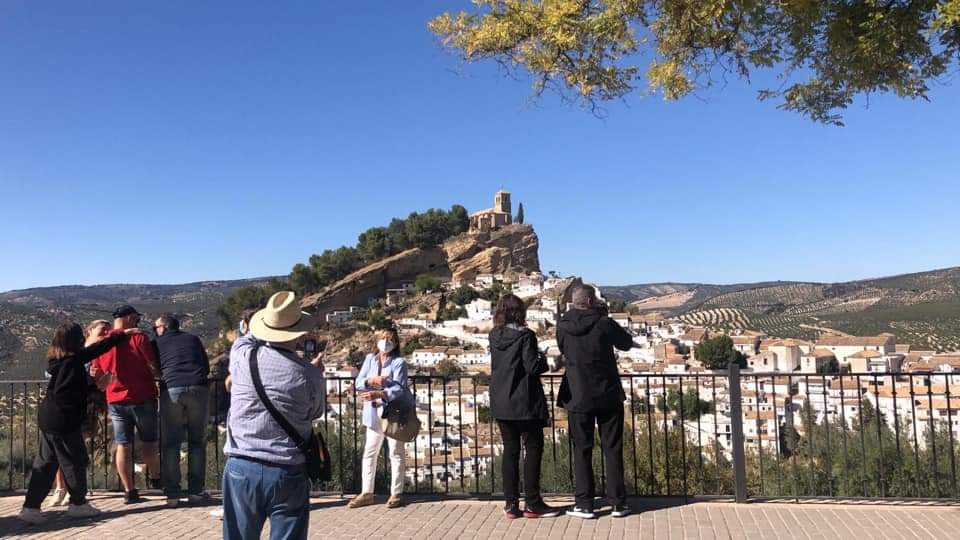 Turistas se fotografían en los miradores panorámicos de Montefrío