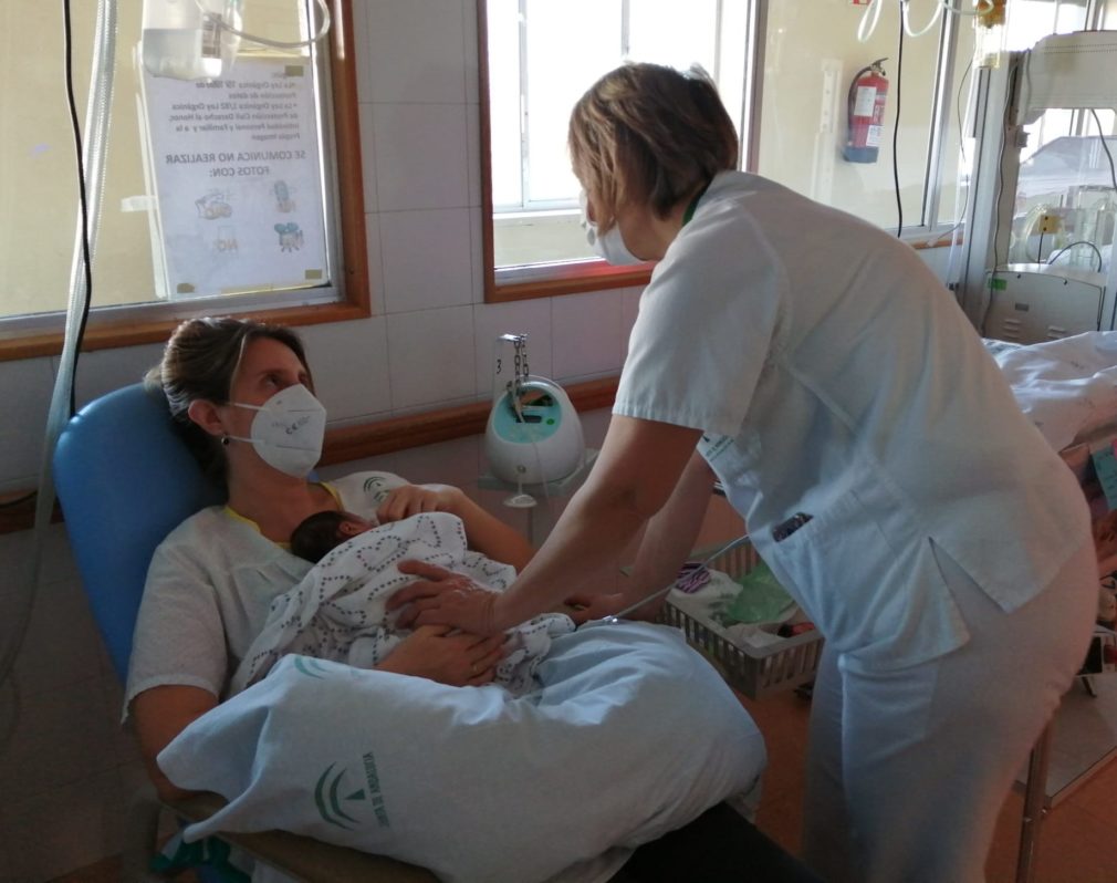 Una enfermera informa a una madre sobre cuidados y lactancia materna