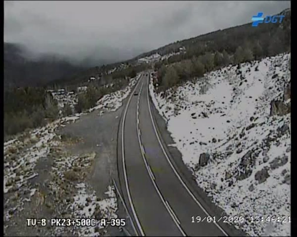 Granada.- Cortada al tráfico por nieve la A-395 pasado el acceso a Sierra Nevada, que ha retrasado su apertura