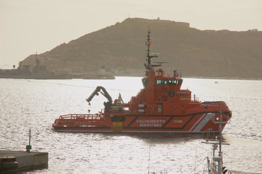 Granada.- Sucesos.- Desembarcan en Motril 27 inmigrantes magrebíes rescatados de una patera en aguas de Alborán