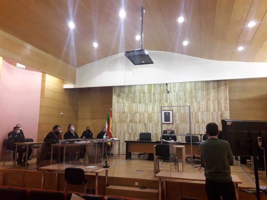 Granada.- Tribunales.- Un testigo reconoce a los dos acusados de matar a un hombre en calle Elvira, que lo niegan