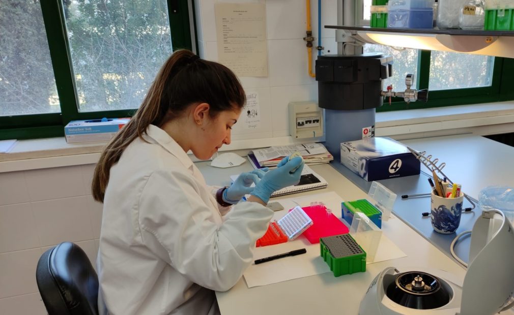 Una de las investigadoras participantes, en el laboratorio.