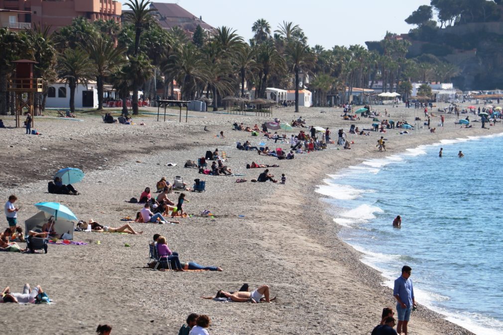 AFLUENCIA DE VISITANTES A LA PLAYA DE SAN CRISTOBAL ALMUÑECAR 21