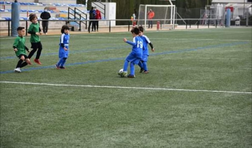 Algunos de los niños del Recreativo Vegas del Genil jugando al fútbol