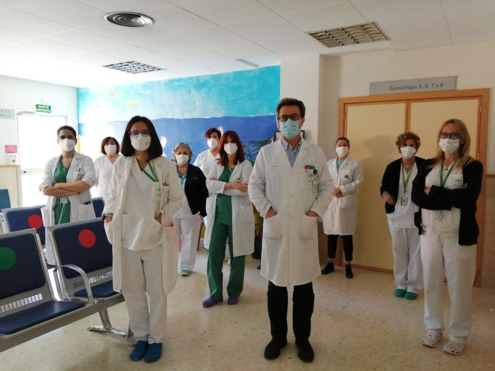 El jefe de servicio de Ginecología, Jorge Fernández Parra, en el centro, junto a parte del equipo