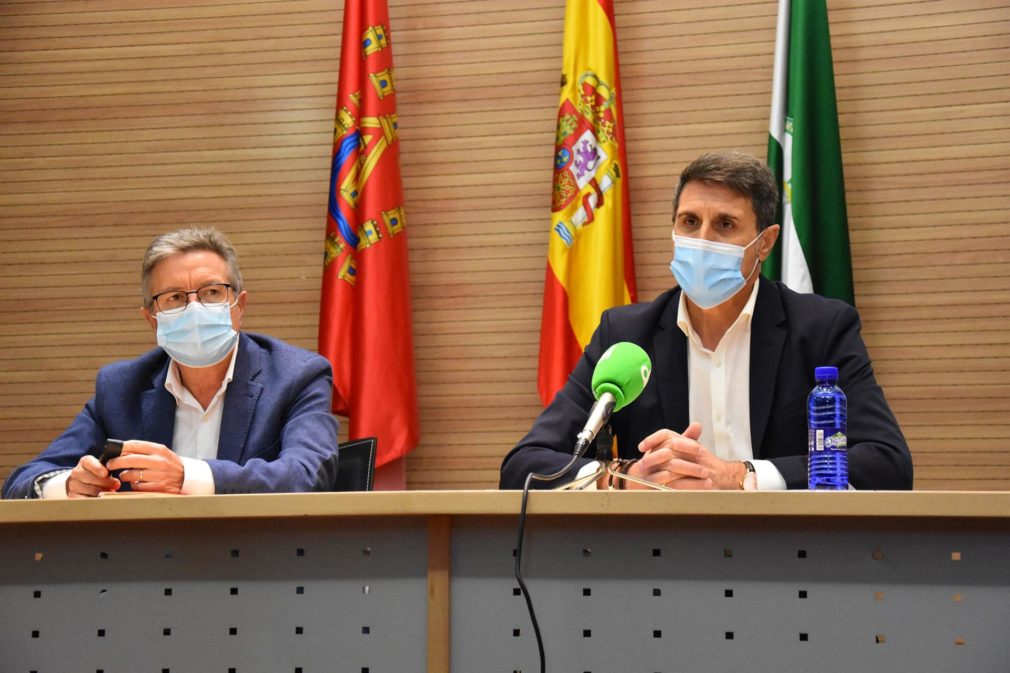 El nuevo delegado del Gobierno en Andalucía, Pedro Fernández, en una rueda de prensa junto a Manuel Gavilán. - AYUNTAMIENTO DE BAZA