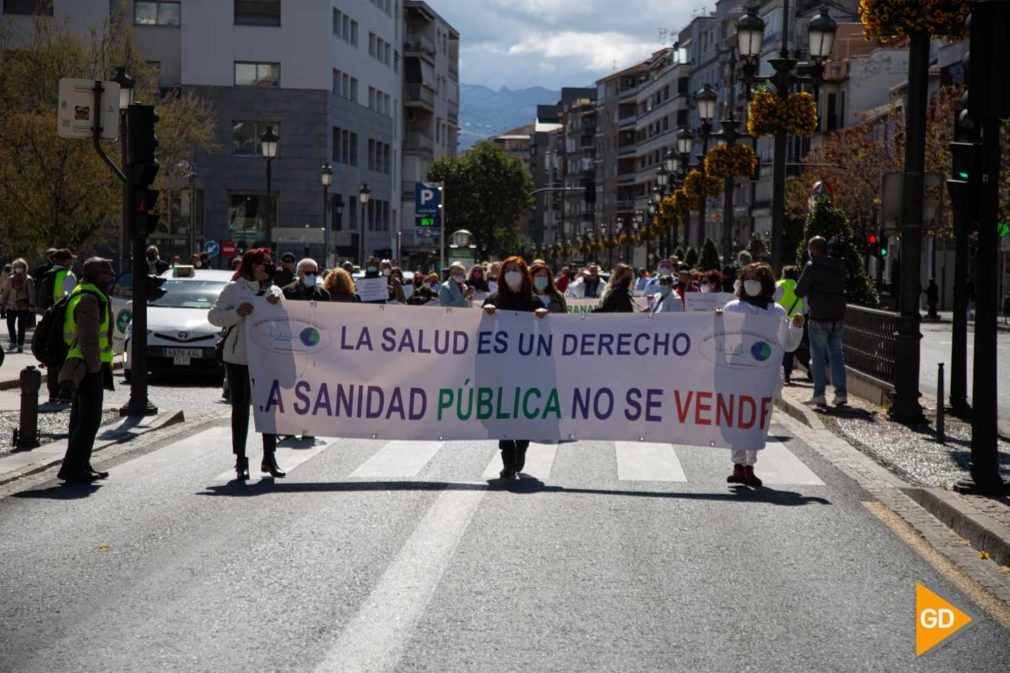 FOTOS Unas 300 personas se han manifestado en Granada en contra de la privatización de la sanidad pública andaluza