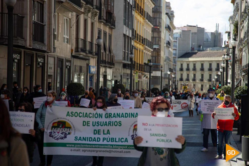 FOTOS Unas 300 personas se han manifestado en Granada en contra de la privatización de la sanidad pública andaluza-9