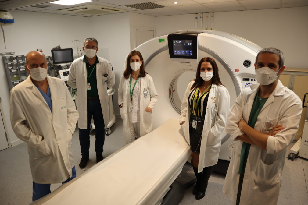 La jefa de servicio de Radiodiagnóstico, Isabel Romero, segunda por la derecha, muestra el nuevo TAC junto a parte del equipo de Neurorradiología