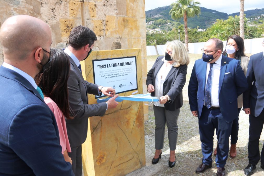 MARIN Y ALCALDESA DESCUBREN PLACA PUERTA DEL CASTILLO 21