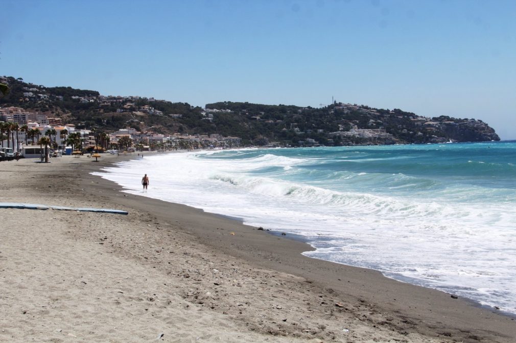 El riesgo por vientos fuertes y oleaje afectará este martes a Andalucía en una jornada calurosa y con calimas