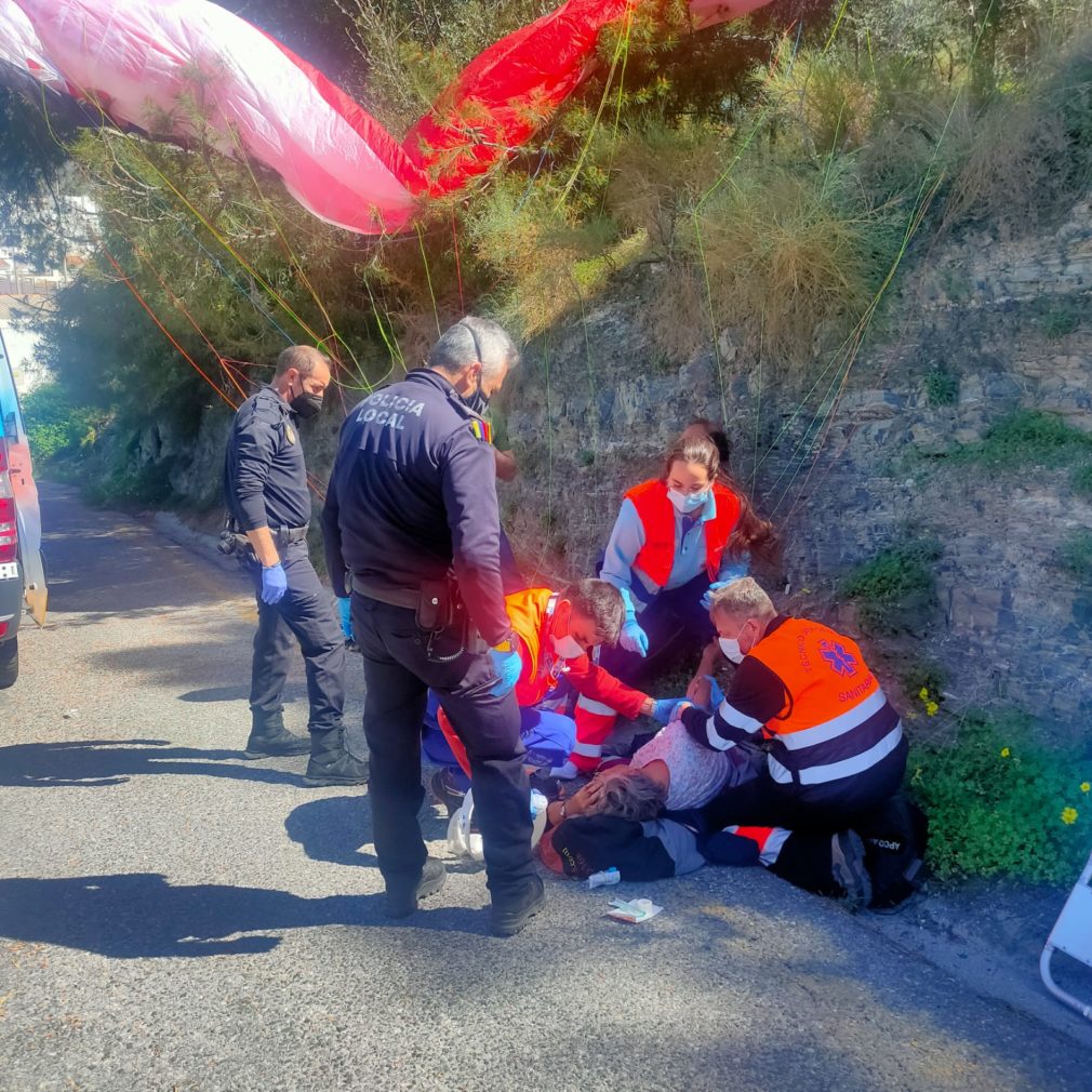 SANITARIOS ATIENDEN A LA PARAPENTISTA HERIDA 21