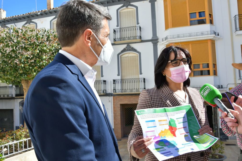 a delegada de Agricultura, Ganadería y Pesca de la Junta de Andalucía en Granada, María José Martín y el alcalde de baza pedro martín