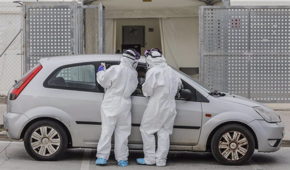 Cvirus.-AMP.-Andalucía suma 22 muertes y 890 casos tras dos días por encima de mil y la tasa baja a 118