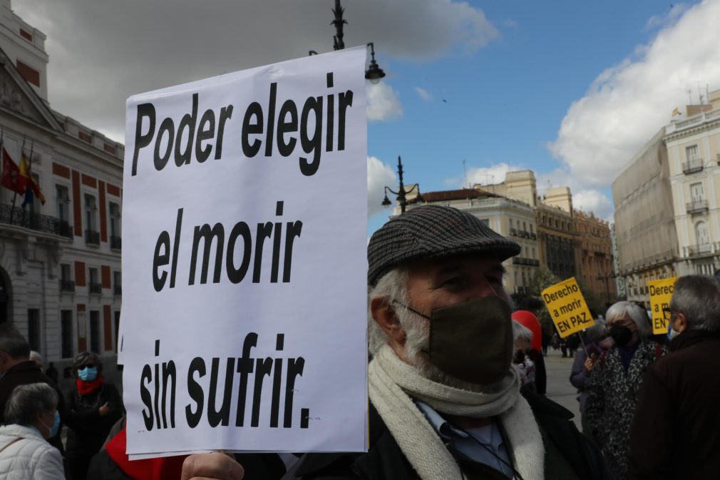 Un hombre con un cartel en el que se lee: `Poder elegir el morir sin sufrir durante una concentración de Derecho a Morir Dignamente en la Puerta del Sol, en Madrid (España), a 18 de marzo de 2021. Derecho a Morir Dignamente se manifiesta para dar apoyo a - Marta Fernández Jara - Europa Press