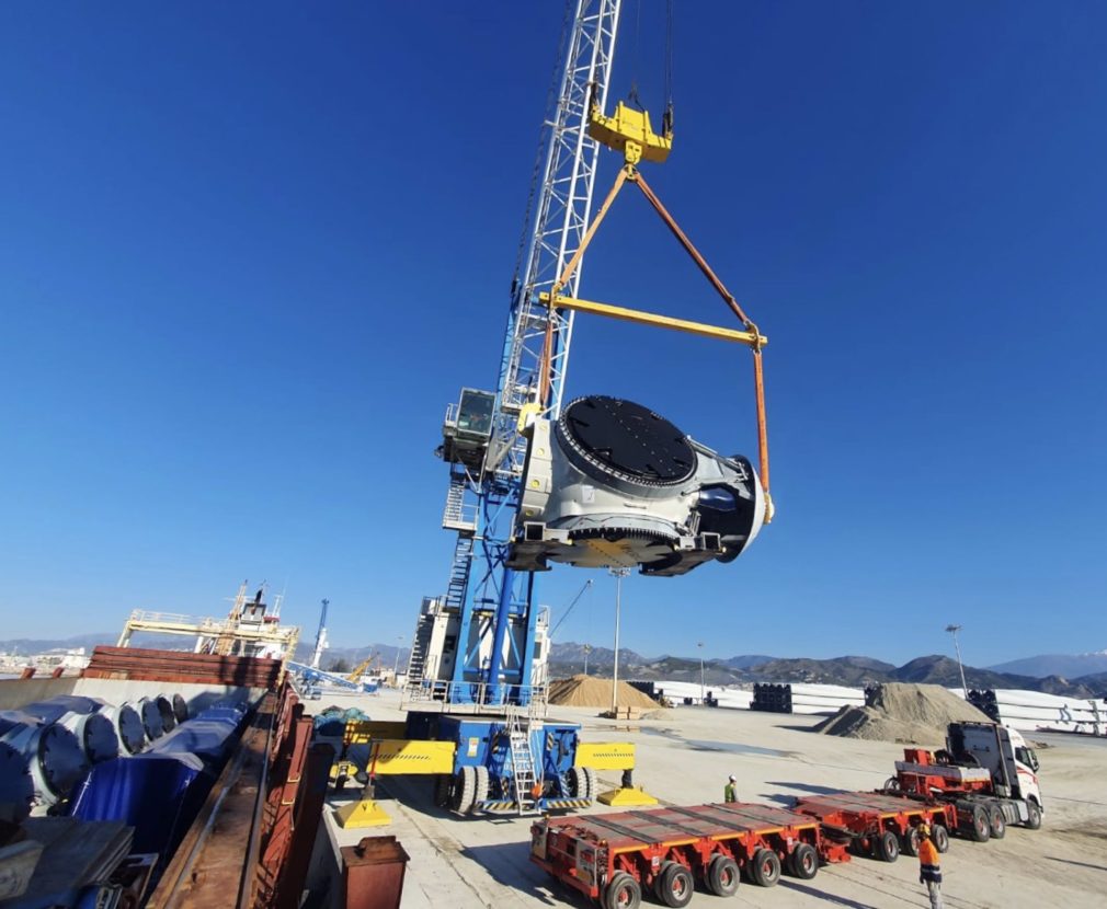 Granada.- Puerto.- El puerto de Motril recibe una descarga de turbinas para el montaje de aerogeneradores