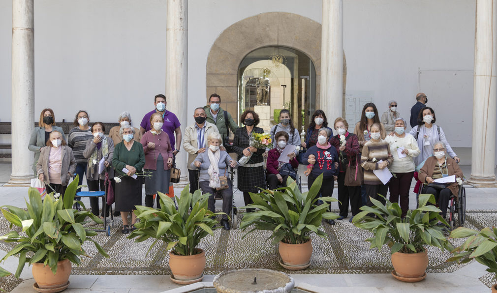 foto grupal en el Patio de los Mármoles con las residentes de Alfaguara Salar,