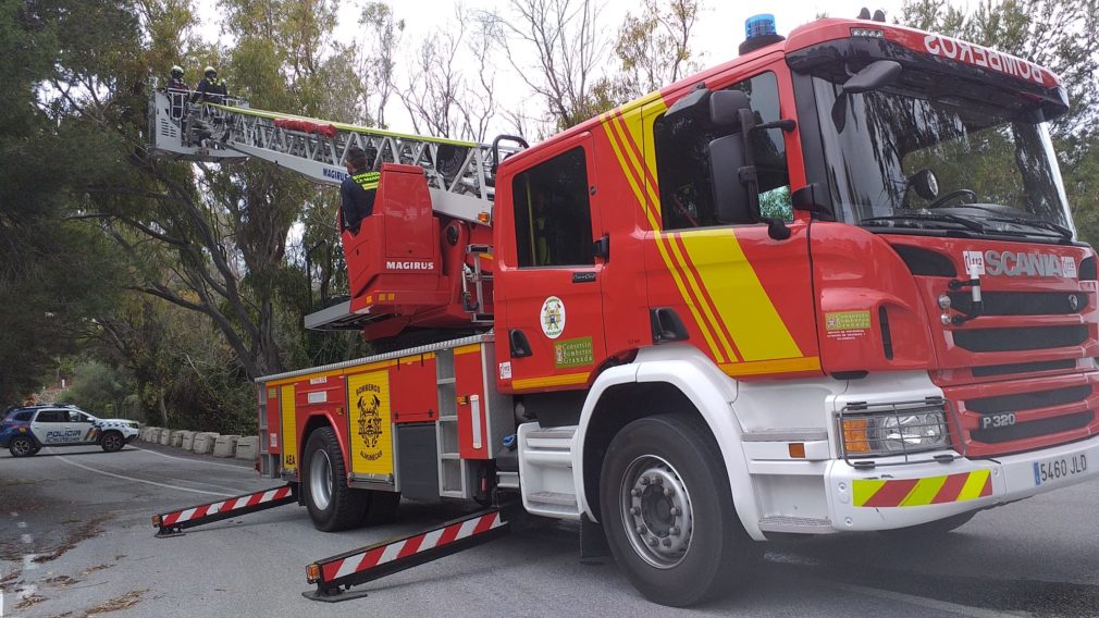 BOMBEROS ALMUÑECAR RESCATAN UN PARAPENTISTA QUE HABÍA CAIDO SOBRE UN EUCALIPTO 21