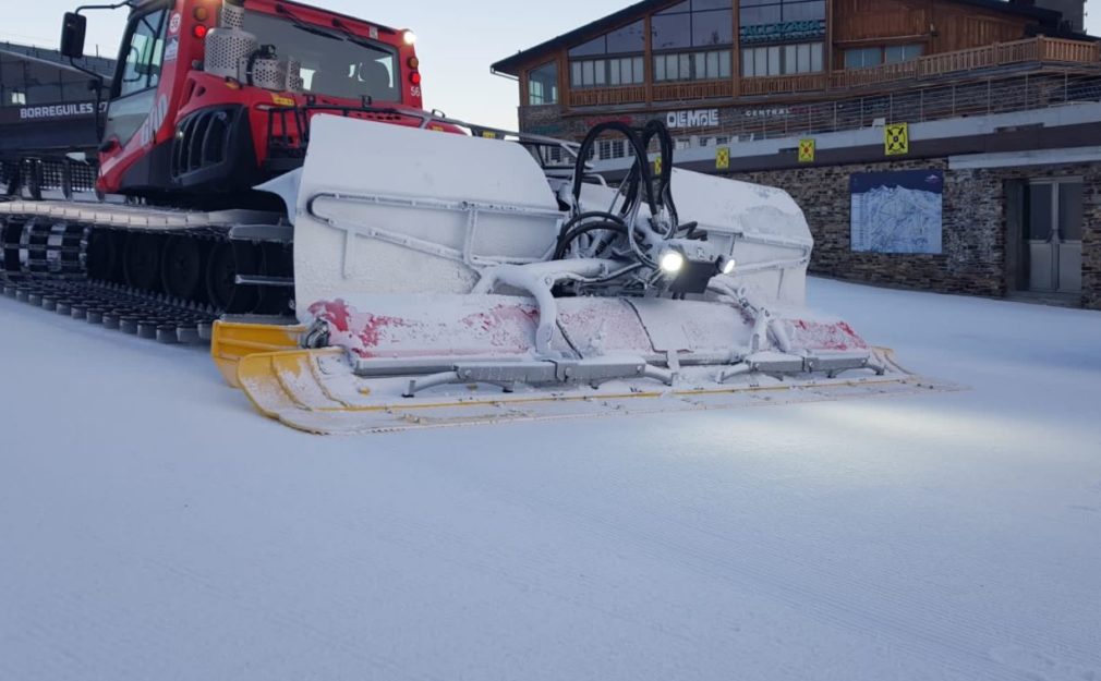 Máquina quitanieves en Sierra Nevada