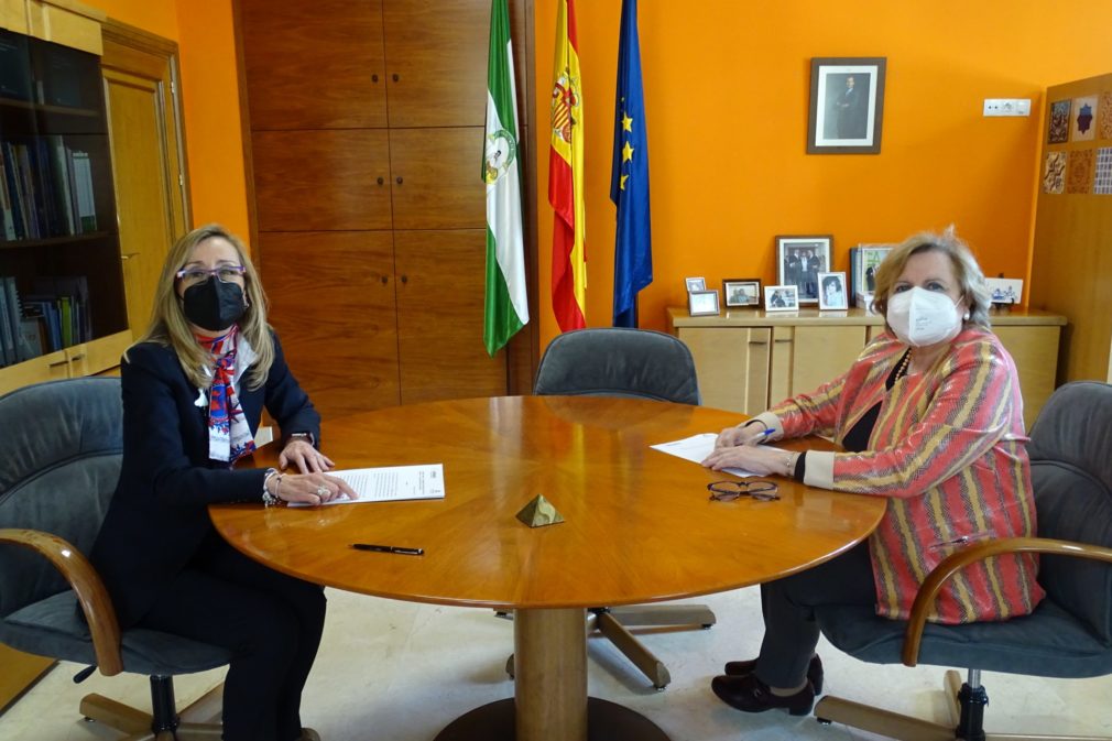 De izquierda a derecha, Aurora Berra, directora general de Ipsen Pharma y Blanca Fernández-Capel, directora gerente de EASP