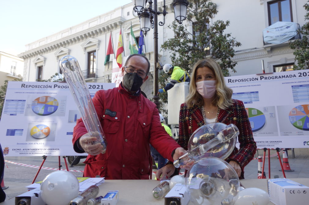 Eva Martín reponen alumbrado calles