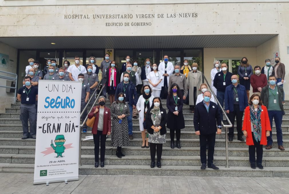 El equipo directivo junto a profesionales en el minuto de silencio por la víctimas de accidentes laborales y enfermedades profesionales