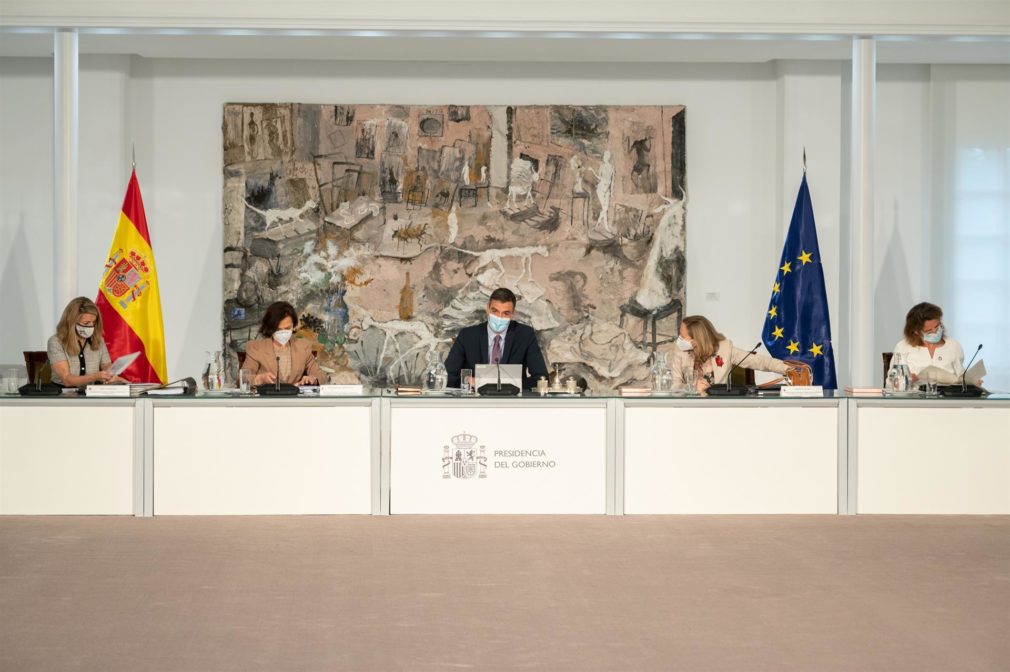 El presidente del Gobierno, Pedro Sánchez, y las cuatro vicepresidentas en el Consejo de Ministros - POOL MONCLOA-BORJA PUIG DE LA BELLACASA