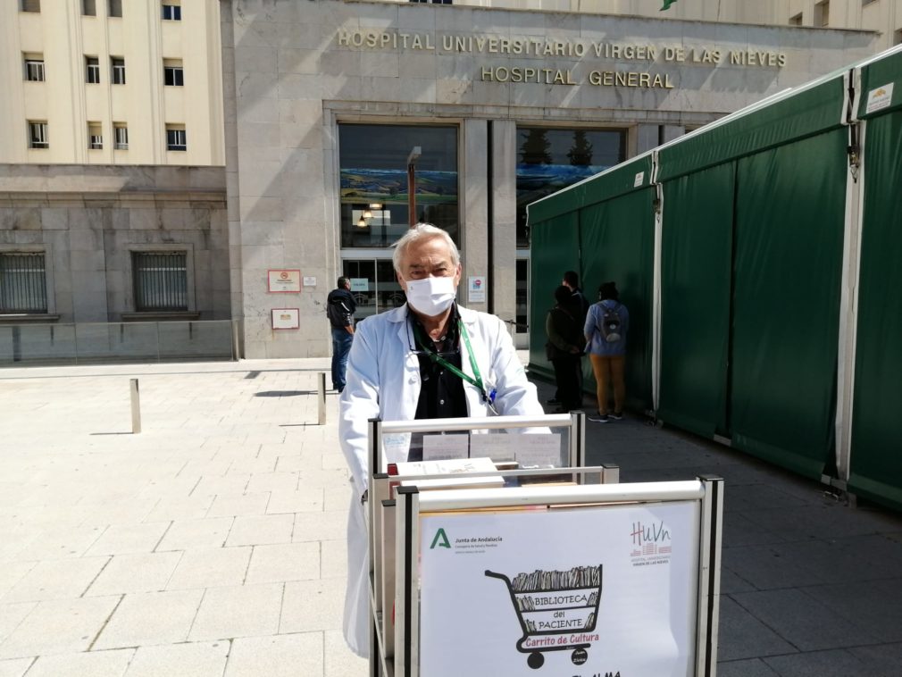 El responsable de la Biblioteca del Paciente, Juan Zívico, saca el carrito de la cultura