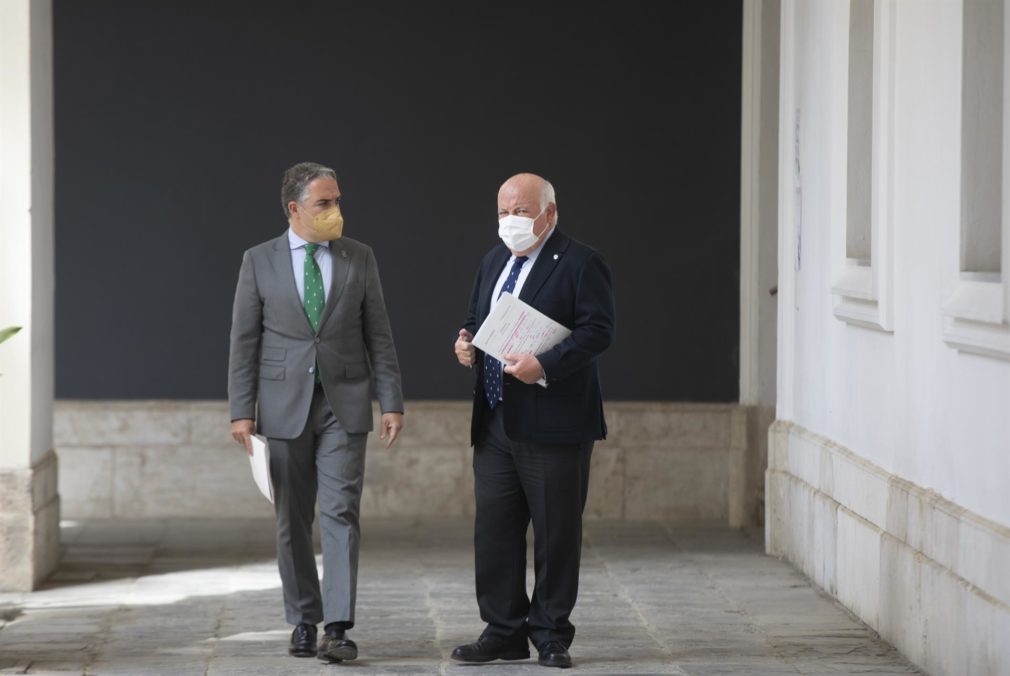 Elías Bendodo y Jesús Aguirre antes rueda de prensa del Consejo de Gobierno-María José López - EP