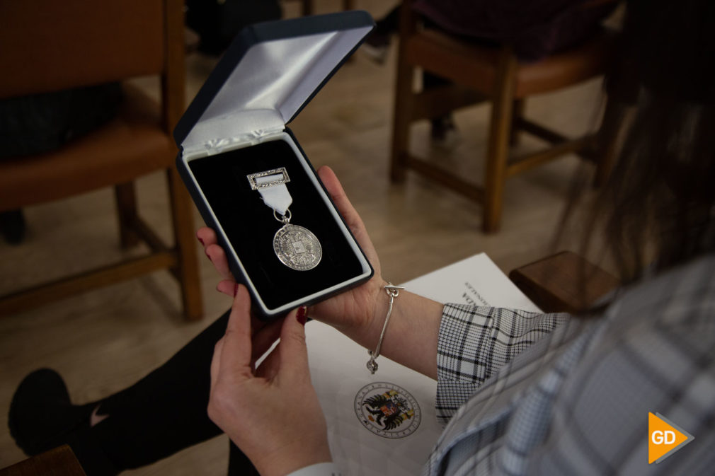 FOTOS La rectora de la Universidad de Granada, Pilar Aranda, preside el acto de entrega de la Medalla de Plata al personal que ha cumplido 25 años de servicio-8