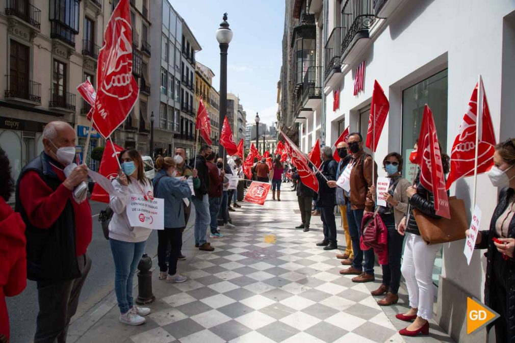 FOTOS Los trabajadores de H&M rechazan el cierre de las tiendas en Granada-8