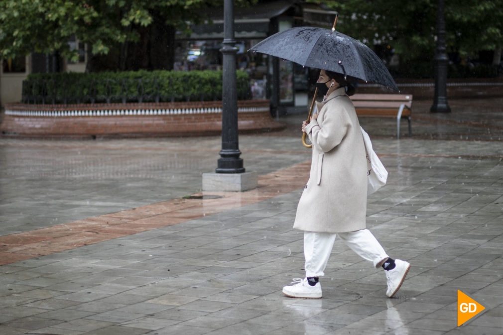 Ciudadania con lluvia en Granada