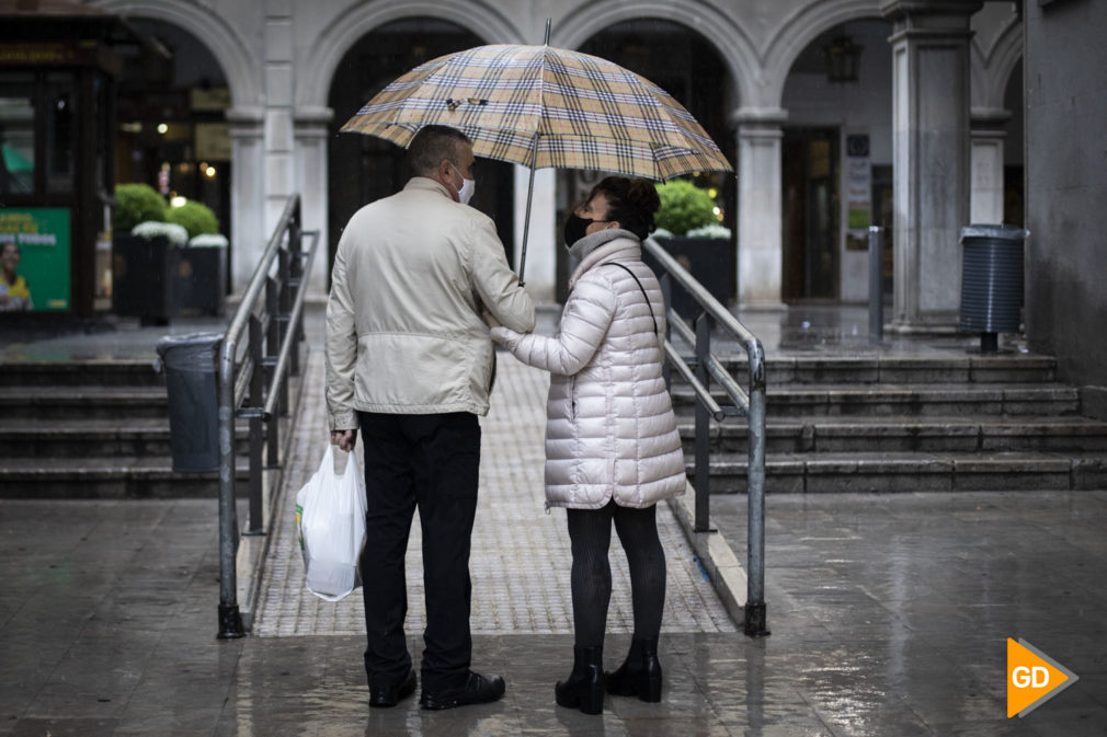 Ciudadania con lluvia en Granada