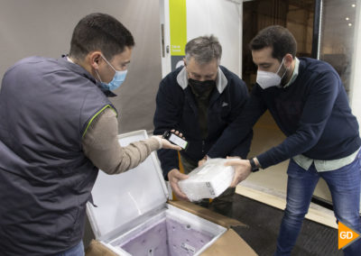 Salida de las vacunas de Janssen en los almacenes de Bidafarma en Granada
