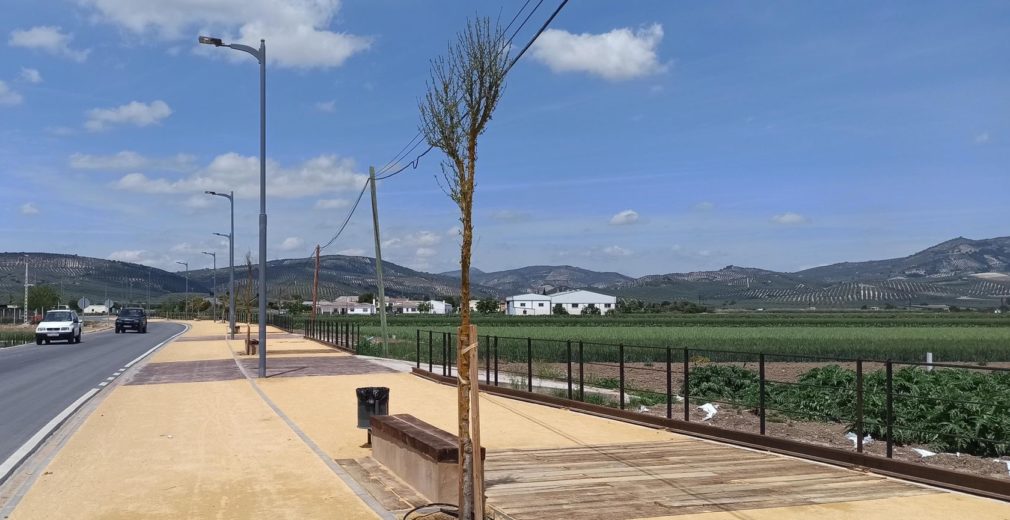 Huétor Tájar concluye la reforma del Paseo de la Estación, con más espacio para peatones y un nuevo carril bici