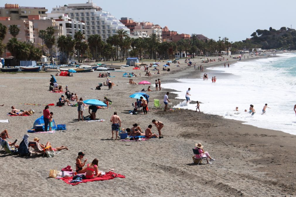 AMBIENTE EN PLAYA SAN CRISTOBAL ESTE MIERCOLES SANTO ALMUÑÉCAR 21