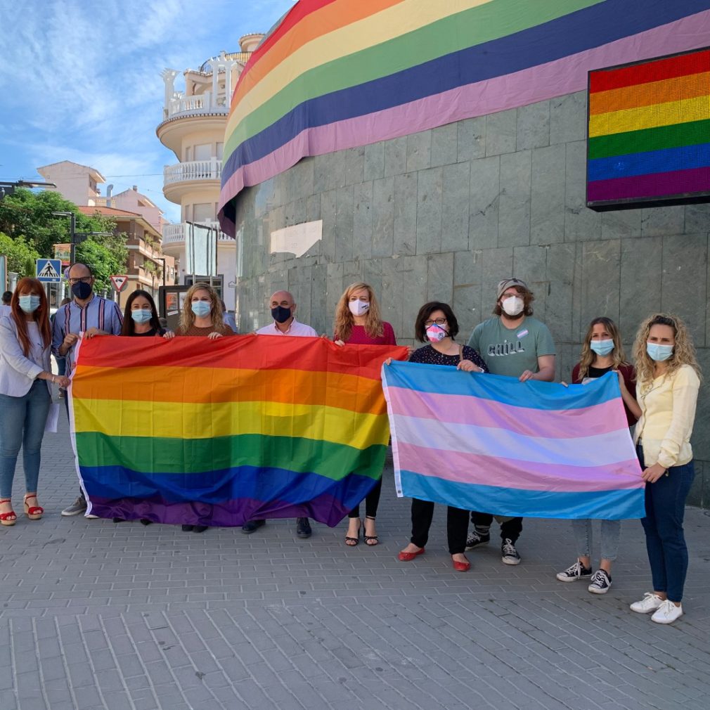 Ayto de Maracena y Asociación Arco Iris portando la bandera