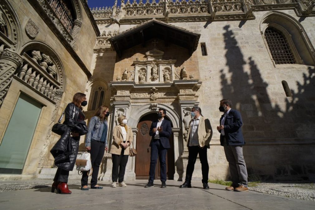 CUENCA, HOY JUNTO A GUÍAS EN LA PUERTA DE LA CAPILLA REAL