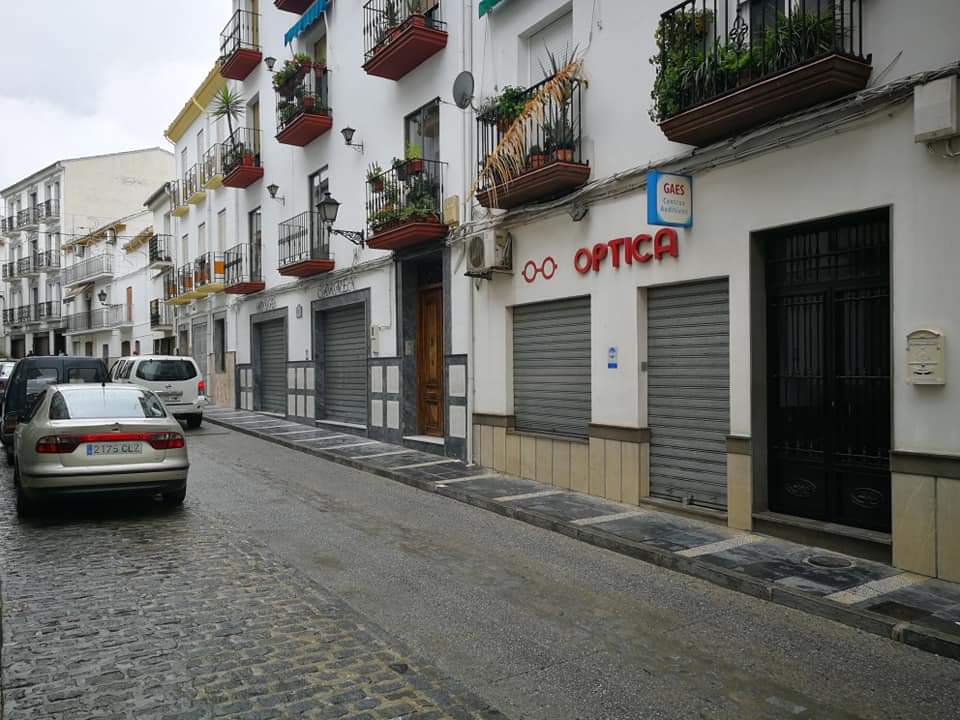 Comercios cerrados en Montefrío - Foto J.A.L. (2)