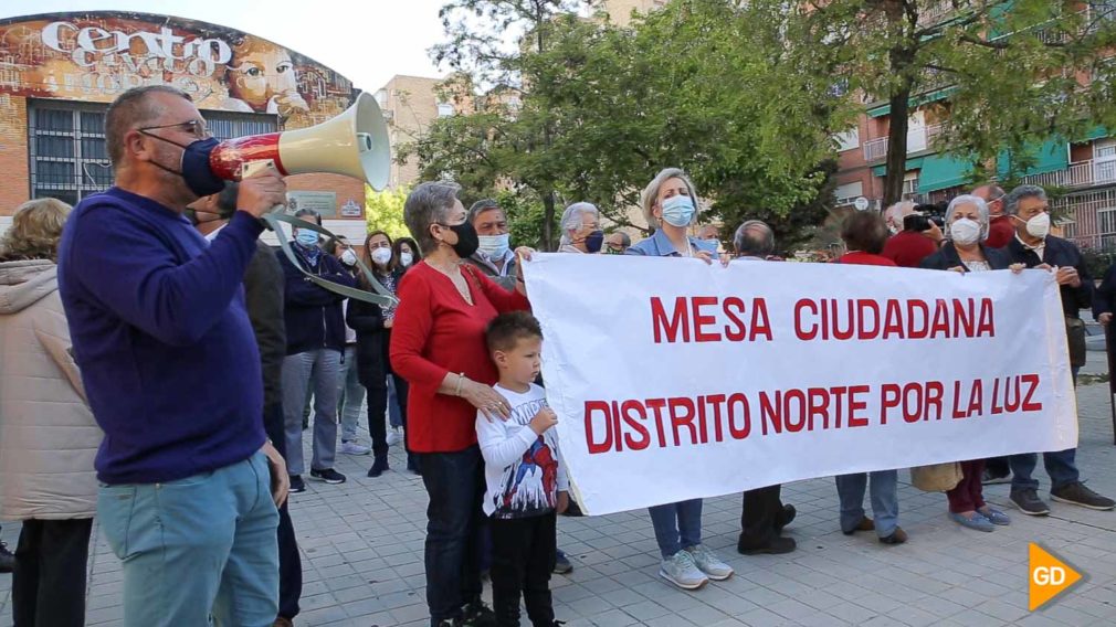 Concentracion por los cortes de luz zona norte Carlos Gijon 6_-2